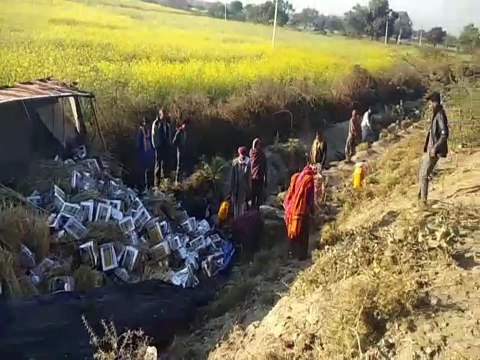 हाइवे पर पलटा ट्रोला, नाले में बहा सैकड़ों लीटर तेल