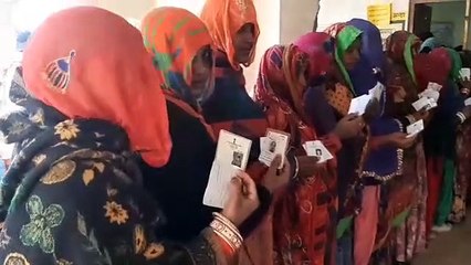 ‘सरपंची’ के लिए घुंघट में वोट देने आई महिलाएं