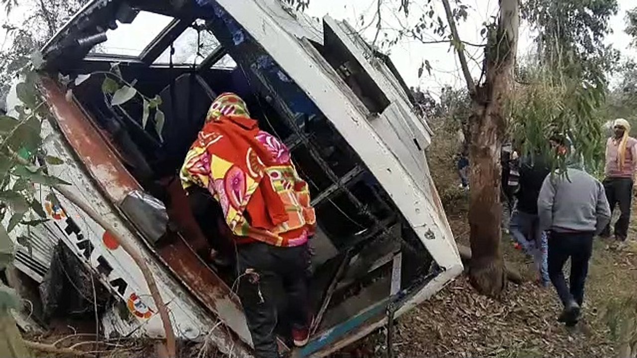 हाइवे पर डिवाइडर से टकराकर खाई में पलटी बस, छह श्रद्धालु घायल, देखें वीडियो