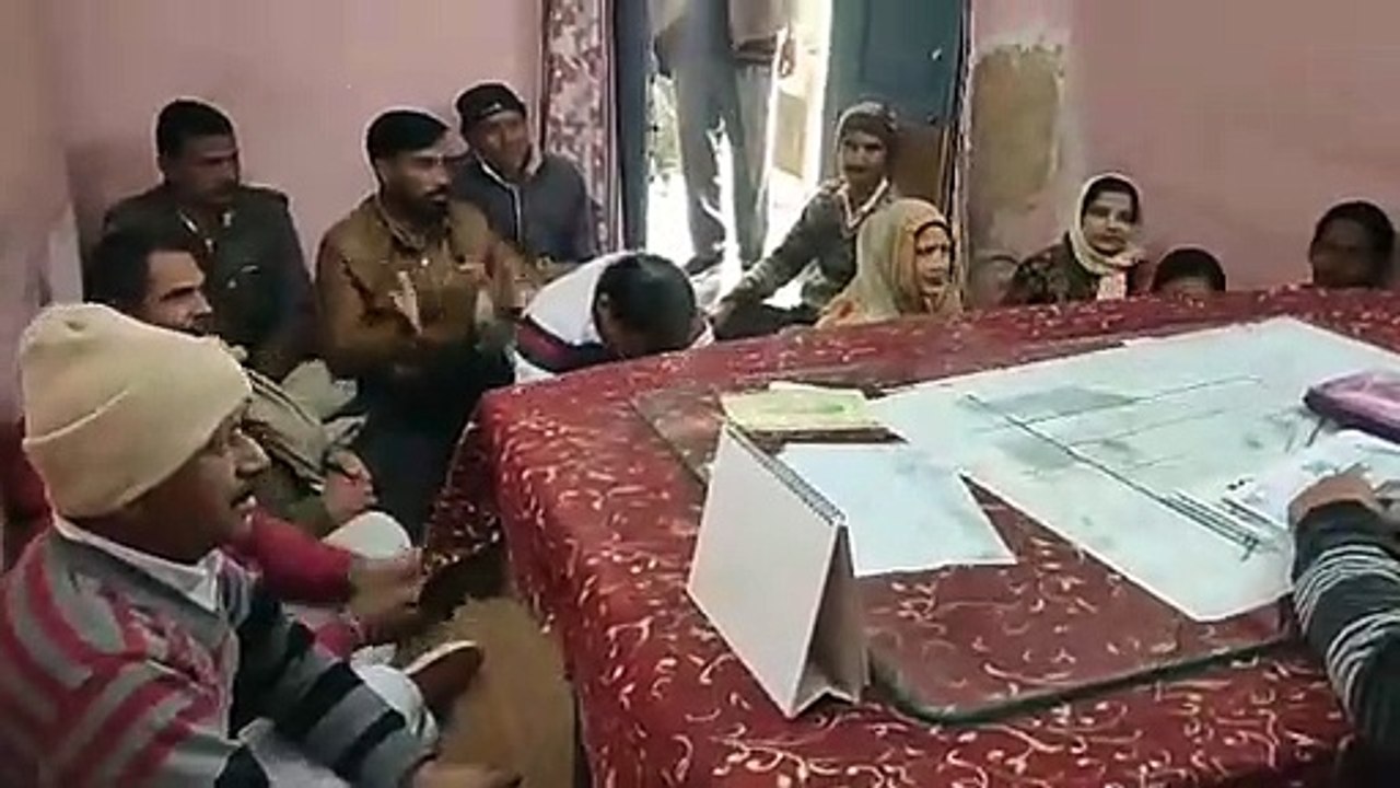 नागरिकों ने लगाया नगर पालिका ईओ के चैंबर में धरना