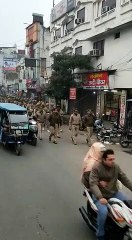 गणतंत्र दिवस से पहले निकाला गया फ्लैग मार्च, वाहनों की चेकिंग में जुटी पुलिस, देखें वीडियो