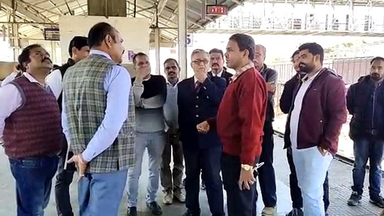 सीनियर डीसीएम को स्टेशन पर हर जगह आई गंदगी नजर,...