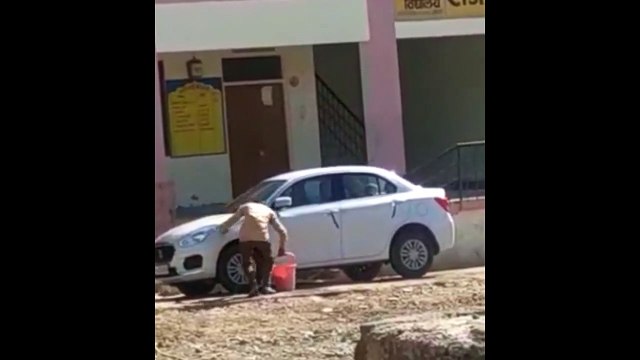 स्कूल में छात्र द्वारा प्रधानाध्यापक की कार धुलाई का वीडियो वायरल
