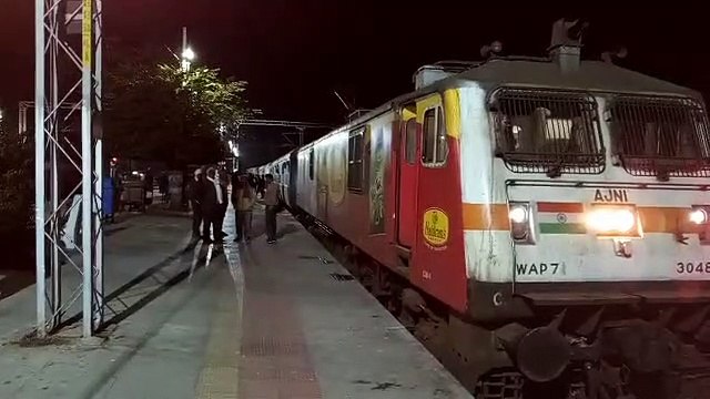 दो हिस्सों में बंटी पंजाब मेल, यात्रियों में मचा हड़कंप- देखें वीडियो
