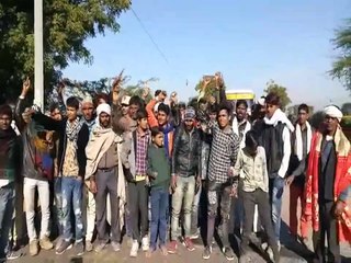 ग्रामीणों का फूटा रोष, सडक़ पर टायर जलाकर किया प्रदर्शन