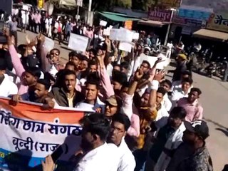 नर्सिग छात्रों ने किया प्रदर्शन,सौंपा ज्ञापन