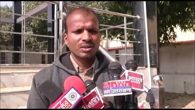 प्रताड़ना के विरोध में धरने पर बैठा परिवार