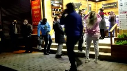 SOKAĞA ÇIKMA YASAĞI KARARIYLA MARKETLERDE SIRA OLUŞTU -3