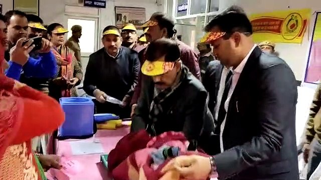 डीएम ने दवा पिलाकर पल्स पोलियो