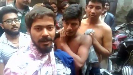 भीड़ ने उतरवाए कपड़े, लगाई लात-घूसों से पिटाई