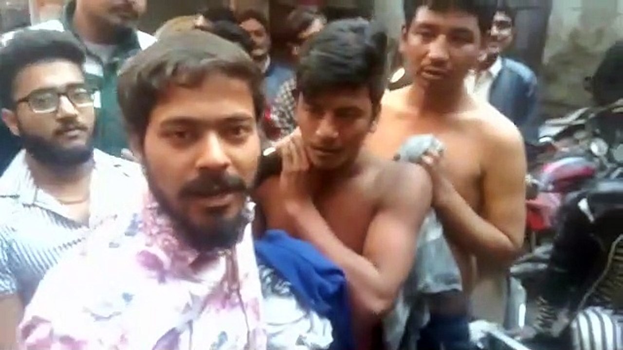 भीड़ ने उतरवाए कपड़े, लगाई लात-घूसों से पिटाई