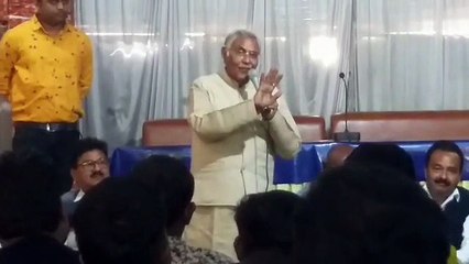 विधायक ने कहा प्रशासन को बना सकते है मुर्गा