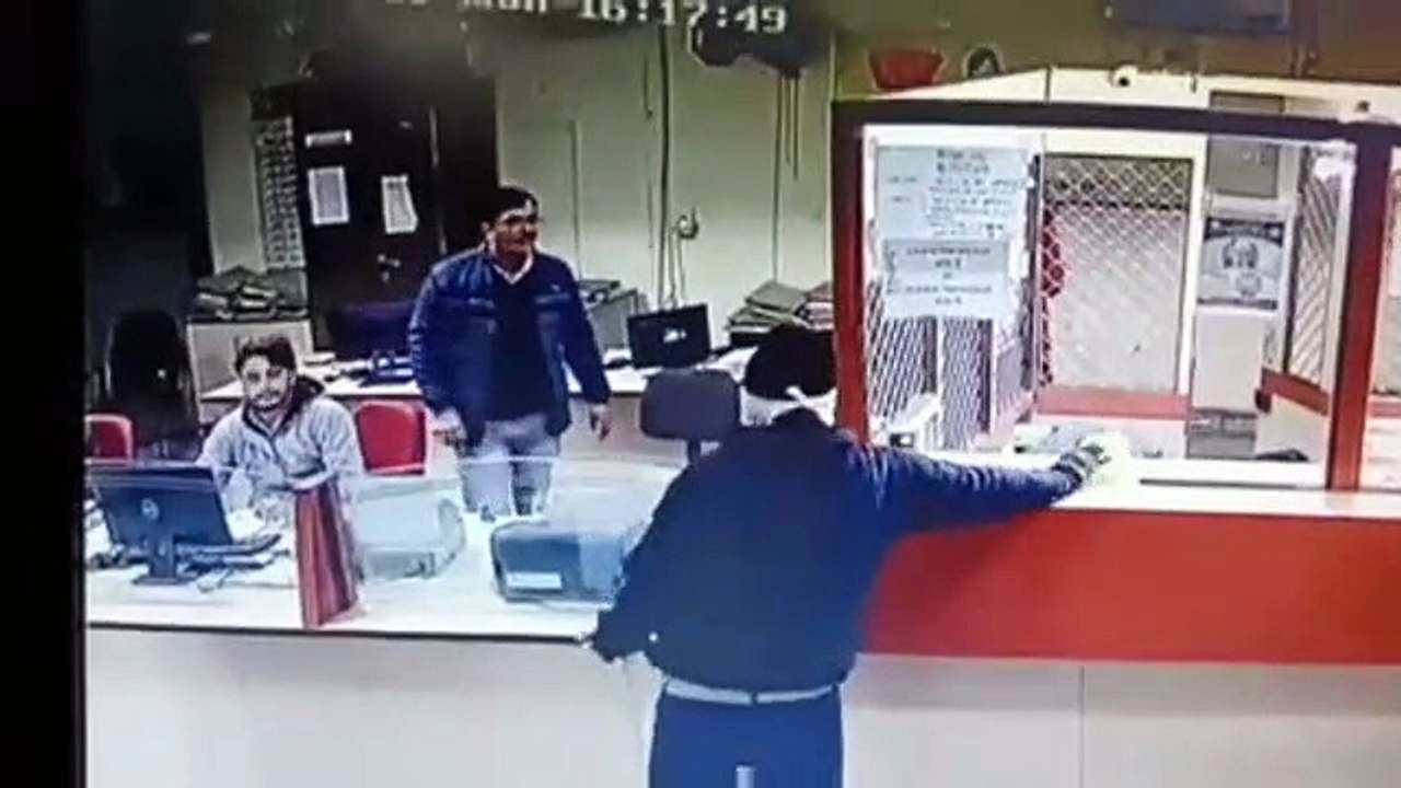 इलाहाबाद बैंक में 4.55 लाख लूट मामले में संदिग्...