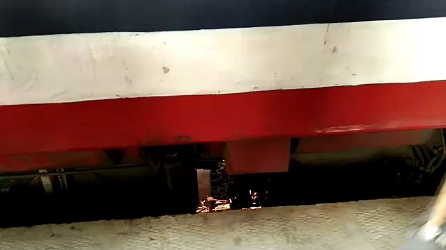 चलती ट्रेन के पहिए में निकली चिंगारी, घबराकर कूदे यात्री