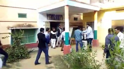 महिला बनकर वोट देने पहुंचा युवक, देखिए वीडियो