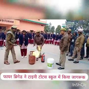 टाइनी टोट्स स्कूल में फायर ब्रिगेड कर्मचारियों ने बताए आग से बचाव के उपाय