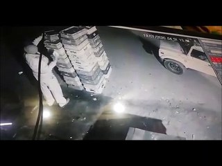 Noida: डेयरी से दूध ले जाते पुलिसकर्मियों का वीडियो वायरल