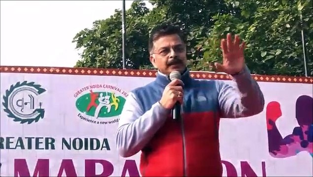 ग्रेटर नोएडा कार्निवलः पुलिस कमिश्नर आलोक सिंह ने झंडी दिखाकर की मिनी मैराथन की शुरुआत
