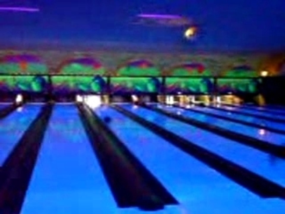 Taieb auf einem Bowlingsbahn