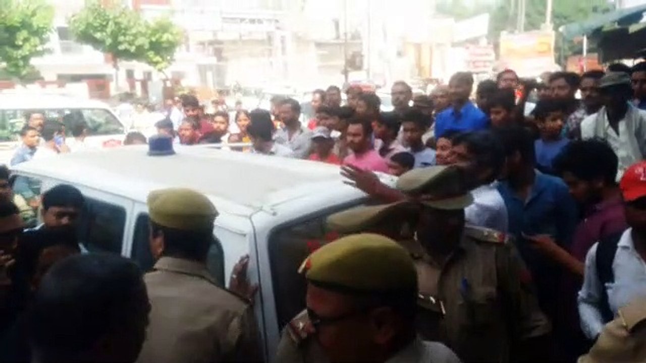 प्रेम संबंधों में बाधक बन रही थी पत्नी, पति ने कोल्ड ड्रिंक में मिलाकर पिला दिया तेजाब