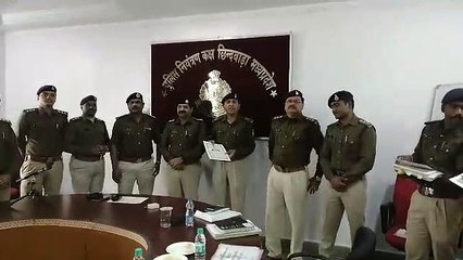Policemen: अच्छा काम करने पर पुलिसकर्मियों को मिला सम्मान