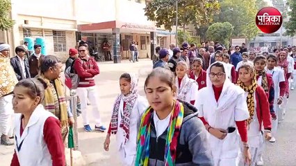 मवेशीराज... ‘सुरक्षाचक्र’ की रैली, जान बचाने सडक़ पार दौड़ी