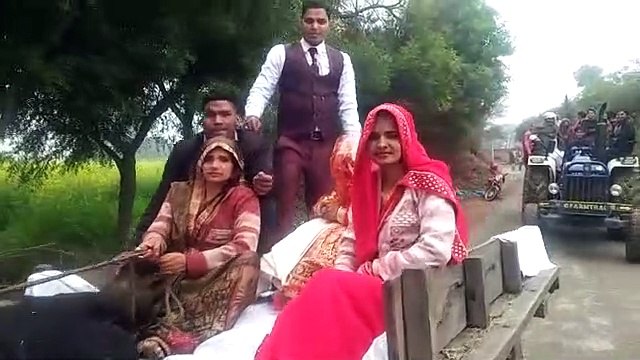 नई नवेली दुल्हन को बैलगाड़ी पर बैठाकर लाया दूल्हा