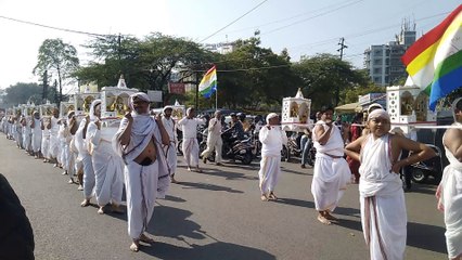 विश्व शांति महायज्ञ के लिए जैन समाज के लोगों ने निकाली शोभा यात्रा