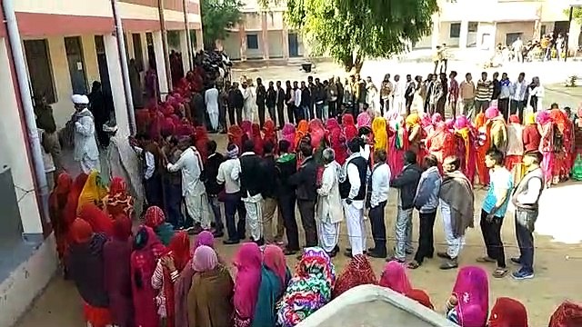 मतदाताओं में उत्साह, सुबह से लगी लम्बी कतारें