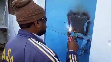 People pulled out the woman by breaking the door