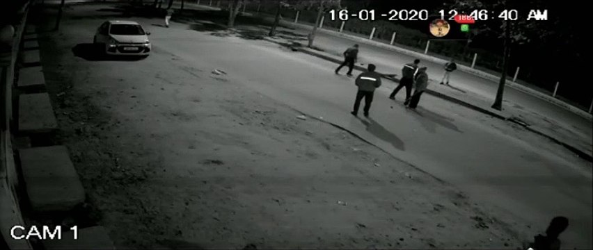 Video: सुरक्षाकर्मियों ने इंजीनियर को दौड़ा-दौड़ाकर बुरी तरह पीटा, वारदात सीसीटीवी कैमरे में कैद