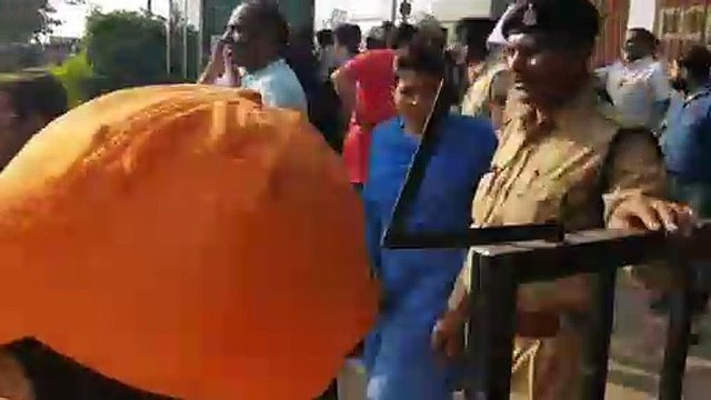 राजनांदगांव टोल प्लाजा में जमकर हंगामा, भीड़ ने किया तोडफ़ोड़, टीआई घायल