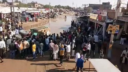 बाजार में क्षतिग्रस्त सड़क पर पलटी ट्रैक्टर-ट्रॉली