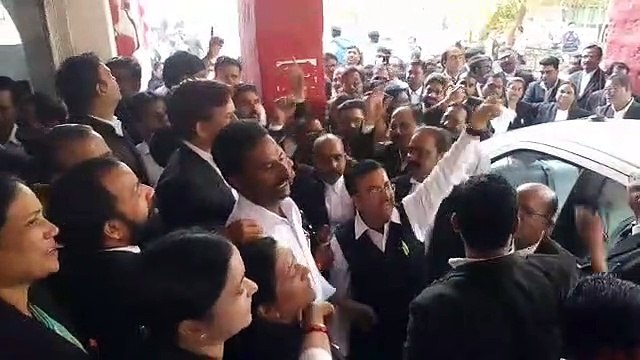 डीजे के खिलाफ फूटा वकीलों का गुस्सा, कोर्ट में दूसरे दिन काम-काज ठप, भटकते रहे पेशी में आए लोग