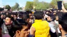 हनुमान बेनीवाल को कंधे पर उठाया समर्थकों ने... देखिए वीडियो