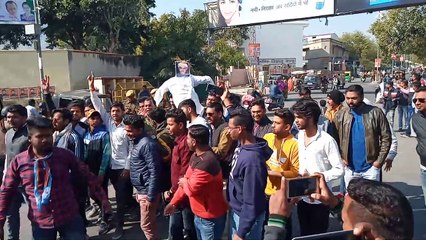 देखिए, एनएसयूआई कार्यकर्ताओं ने फूंका पुतला