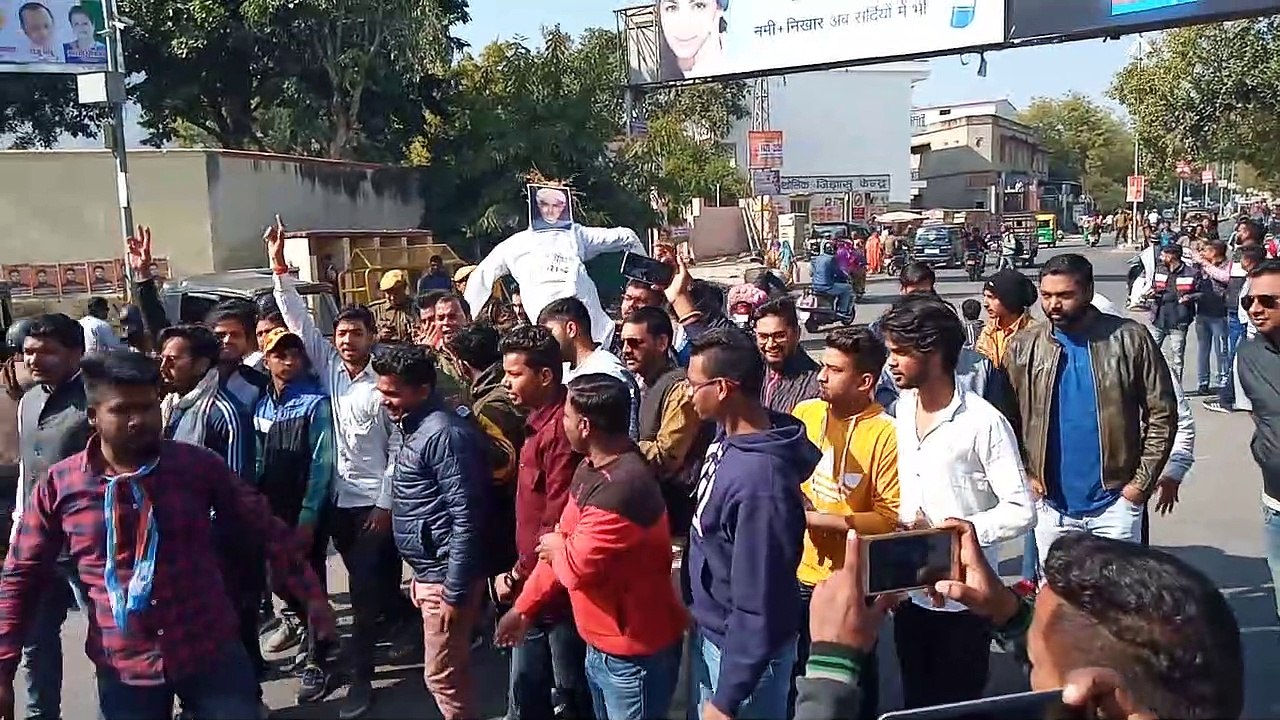 देखिए, एनएसयूआई कार्यकर्ताओं ने फूंका पुतला
