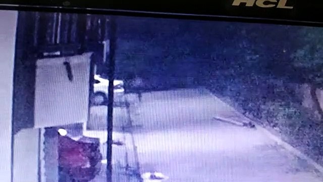 Bhopal Breaking: पॉश कॉलोनी में रात को दरवाजा तोड़ घर में घुसे चोर, सीसीटीवी में भागते हुए कैद