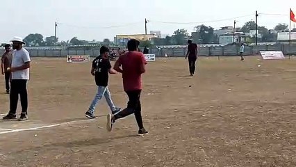 एक हाथ से फास्ट बॉलिंग करने वाला मोहित बैटिंग में भी छुड़ाता है छक्के