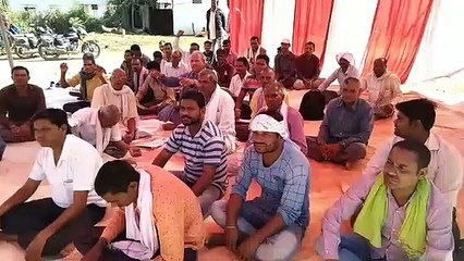 कम टोकन मिलने से नाराज किसानों ने प्रबंधक और उपार्जन केंद्र के कर्मियों को बनाया बंधक, हुआ जमकर