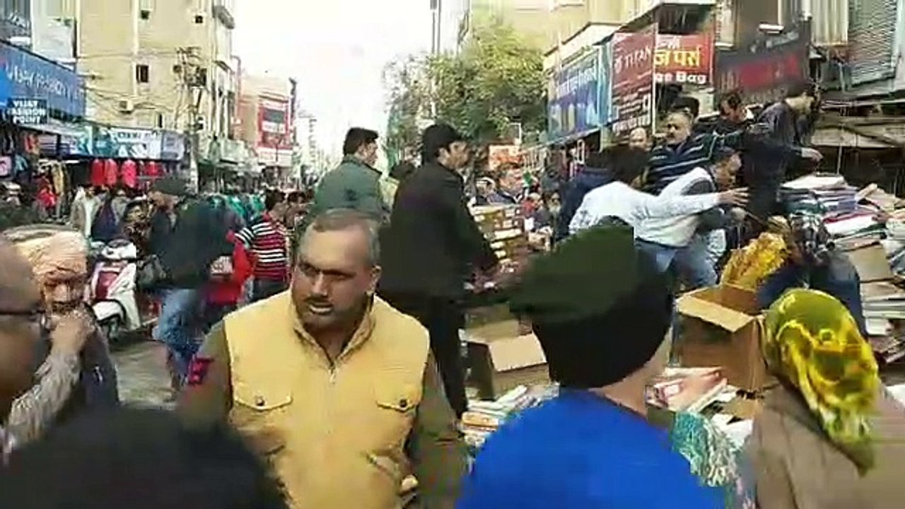 बारिश का पानी नींव में जाने के कारण मुख्य बाजार में दो मंजिला दुकान ढही, बड़ा हादसा टला, काफी नुक