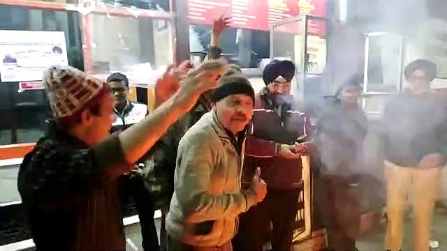 ढोल-नगाड़ों पर खूब थिरके, एक-दूसरे को दी बधाई, देखें वीडियो