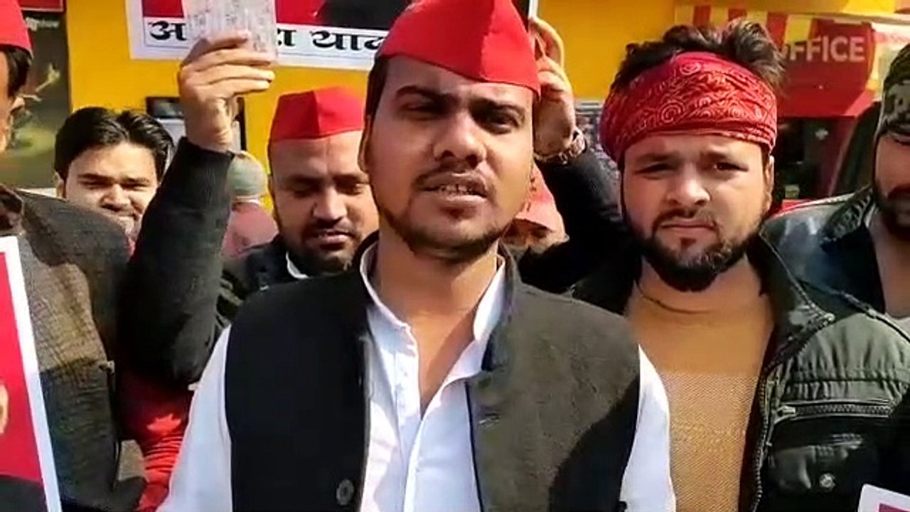दीपिका पादुकोण की फिल्म छपाक देखने पुंचे सपाई
