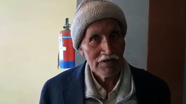 लिफ्ट खराब होने से महिला समेत चार लोग फंसे, गेट काटकर निकालना पड़ा, देखें वीडियो
