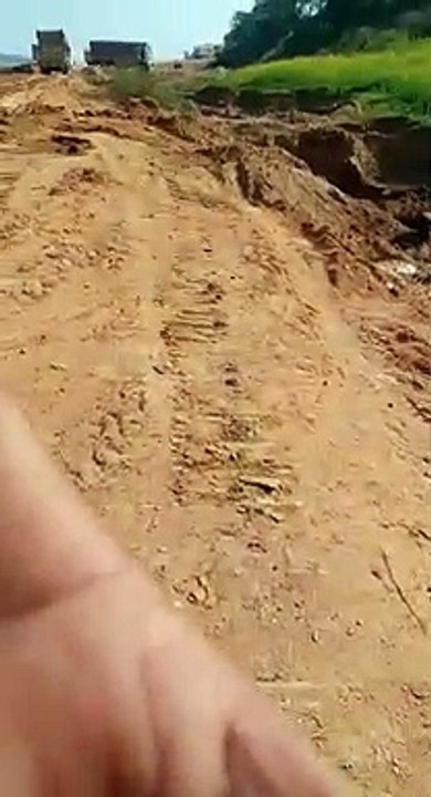 छिटपुट कार्रवाई कर रहा प्रशासन, परेई रेत खदान पर बेखौफ चल रहा खदान