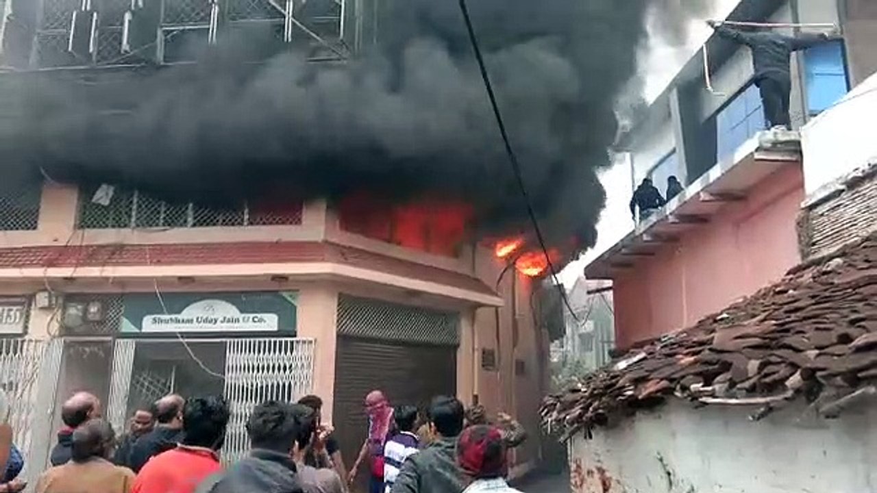साइकिल गोदाम में शॉर्ट सर्किट से आग, आधे घंटे की मशक्त के बाद पाया काबू