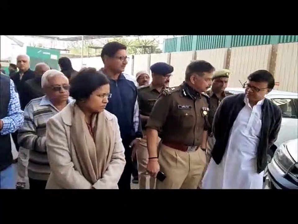 गौरव हत्याकांड में परिवार से मिलने पहुंचे कमिश्...