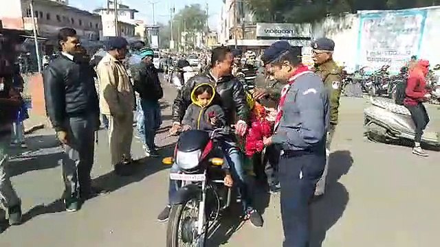 नियम तोडऩे वालों को गुलाब के फूल भेंट किए