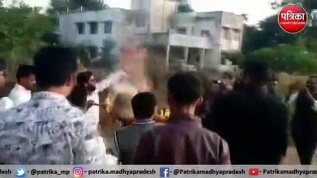 यह है कार्ड का फंडा...कांग्रेसियों ने फूंका शिक्षा विभाग का पुतला- देखें वीडियो