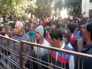 ग्रामीणों ने लगाया जाम, कलक्टर को सौंपा ज्ञापन